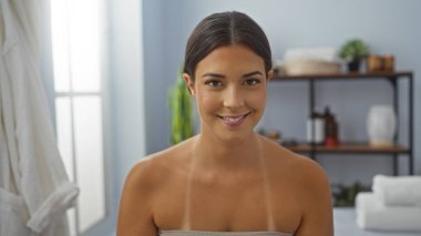 Huzurlu bir spa odasında gülümseyen bir kadın modern bir sağlıkla rahat ve çekici bir hava sergiliyor..