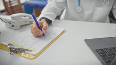 Sağlık hizmetleri profesyonelliğini resmeden bir klinik ofisindeki bir panoya erkek doktorun el yazısı yakın plan..