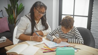 Bir kadın ve çocuk sıcak bir oturma odasında birbirlerine bağlanıyorlar.