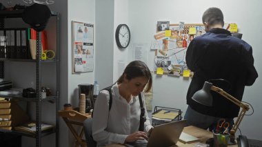 Mantar pano, kanıt, gözetleme ve fotoğraflarla bir odada araştırma yapan kadın ve adam..