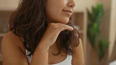 Güzel, genç bir İspanyol kadın spa 'da dinleniyor, çekici esmer saç stilini sergiliyor ve huzur veren sağlık merkezinin atmosferinde güneşleniyor..