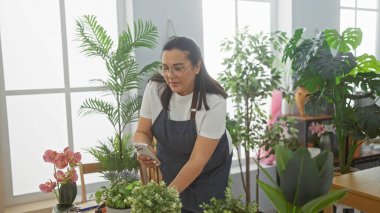 İspanyol kadın fotoğrafçı çiçekçide çiçekleri yakalıyor..