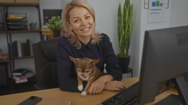 Arka planda bilgisayar, bitkiler ve raflarla dedektifin ofisinde otururken elinde chihuahua köpeği tutan sarışın beyaz bir kadın..