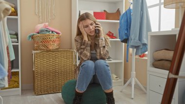 Karmaşık giyinme odasında gergin bir kadın, stresi, kararları ya da kişisel tarzını yansıtıyor..