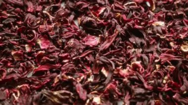 Canlı kırmızı amber yaprakları, kumaş ve renk detaylarını gösteren, yakın bir makro karede kurumuş.