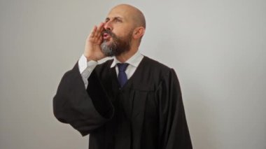 Siyah elbiseli, sakallı ve kel kafalı İspanyol bir adam izole edilmiş beyaz bir arka planda bağırıyor.