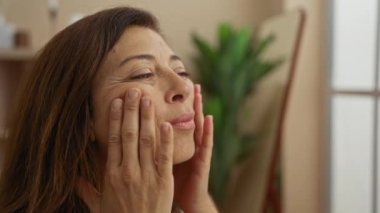 Cilt bakımı yapan bir kadın, spa ortamında sakin bir ifadeyle güzellik, sağlık ve olgun İspanyol özellikleri vurguluyor.