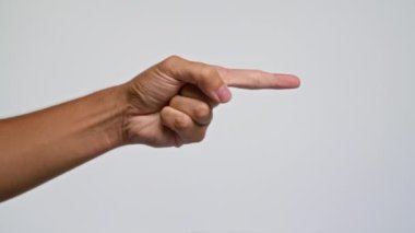 Parmakla işaret eden adam düz beyaz arkaplana uzanır.