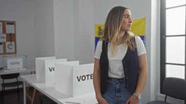 Venezuela 'da bir seçim koleji odasında genç ve çekici bir kadın. Arka planda oy sandıkları ve Venezuela bayrağı var..