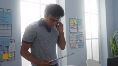 Ofisteki genç adam, elinde bir not panosuyla hayal kırıklığına uğramış görünüyor..