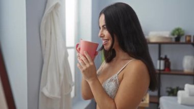 Spa ortamında kahve içen, iç çamaşırı giyen, evde rahatlayan, fincanlı esmer, sıhhatli atmosfer, rahat iç mekan, güzellik merkezi, dingin çevre, açık arkaplan.