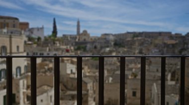 Materyal, bazilika, güneşli bir günde bulanık bir ön planda İtalya 'daki antik binaların manzarası..