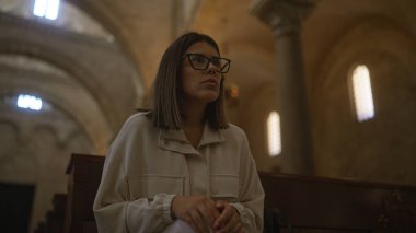 İtalyan kilisesinde oturan beyaz ceketli genç İspanyol kadın güzel bir mimariye sahip, resmi bir Hıristiyan atmosferini yansıtıyor..