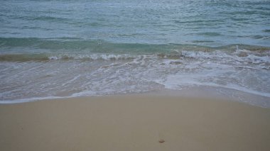 Salento, puglia, İtalya 'daki Pescoluse Sahili' nde sakin bir sahil manzarası. Açık gökyüzünün altında kumlu kıyıya vuran hafif dalgalar var..