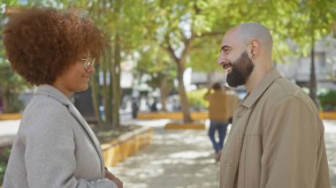 Şehirli gülümseyen ırklar arası bir çift.