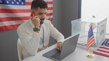 Seçimlerde Amerikan bayrağı önünde dizüstü bilgisayar ve oy sandığıyla konuşan İspanyol bir adam.