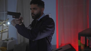 Silahla donanmış İspanyol bir adam cinayet mahallini inceliyor. Gerginlik ve odaklanma gösteriyor..