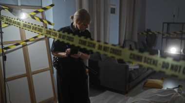 Sarışın polis olay yerinde uyarı bandı ve kanıtlarla notlar alıyor..