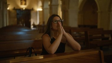Genç bir İspanyol kadın güzel bir İtalyan kilisesinde dua ediyor, dinsel ve tarihi bir ortamda Hıristiyan bağlılığı sergiliyor..