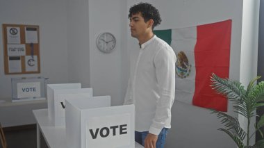 İspanyol adam, Meksika 'da bir seçmen odasında bayrakla oy kullanmadan önce düşünüyor..