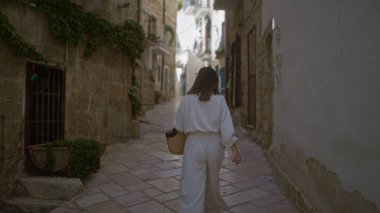 Genç bir İspanyol kadın polignano 'nun büyüleyici, dar sokaklarında geziniyor Puglia, İtalya' da bir kısrak güneşli bir günde Avrupa 'nın kırsal güzelliğinin özünü yakalıyor..