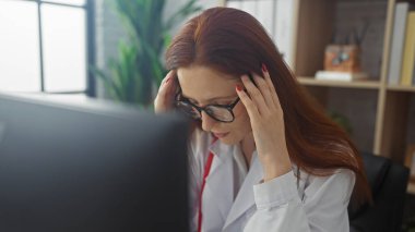 Laboratuvar önlüklü genç bir kadın iş yerinde stresli hissediyor..