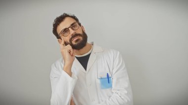 Laboratuvar önlüklü düşünceli orta yaşlı erkek bilim adamı beyaz arka plan üzerinde kafa yoruyor.