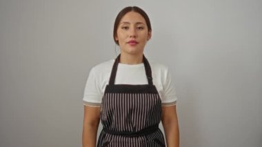 Önlüklü genç kadın şaşırmış ve beyaz arka plan üzerinde şaşkınlıkla duruyor.