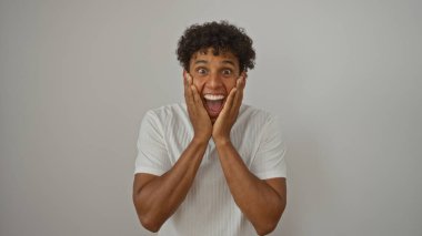 Beyaz bir arka planda izole edilmiş heyecanlı bir yüzü olan mutlu genç adam.