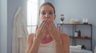 Genç bir kadın spa salonundaki güzellik salonuna öpücük yolluyor.