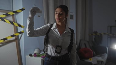 Genç bir kadın dedektif, kapalı bir suç mahallinde kanıtları dikkatle analiz eder..