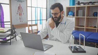 Rehabilitasyon kliniğinde telefonuna cevap veren orta yaşlı bir adam..