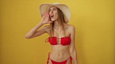 Kadın iletişimi, bikinili beyaz kadın ve yaz şapkalı yüksek sesle bağıran ağzı açık, yüzü başı boş sarı arka planda çığlık atan kadın.
