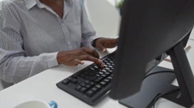 Ofiste bilgisayar başında çalışan, gözlük takan, modern kapalı bir çalışma alanına odaklanan, üretkenliği, profesyonelliği ve çağdaş iş ortamını vurgulayan bir kadın