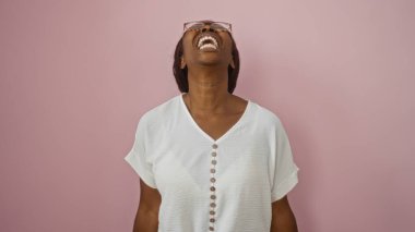 Güzel bir kadın pembe bir arka plana bakarken bağırıyor.