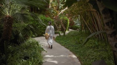 Bali 'de bir sepet taşıyan bir kadınla huzurlu bir gezinti.