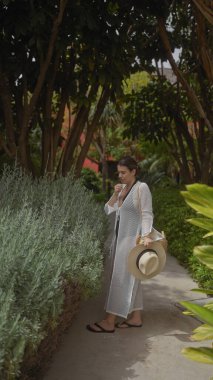 Bali 'de lavanta kokusu alan genç İspanyol kadın güzellik, seyahat ve sükunet uyandırıyor..