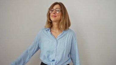 Gözlüklü genç sarışın kadın, el hareketleriyle küçük boyları gösteriyor. İzole edilmiş beyaz arka planda parmaklarıyla ölçüm yapma kavramı.