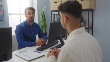 İş adamları parlak bir ofiste stratejiyi tartışıyor, el sıkışıyor ve masa başında bilgisayar ve belgelerle çalışıyor.