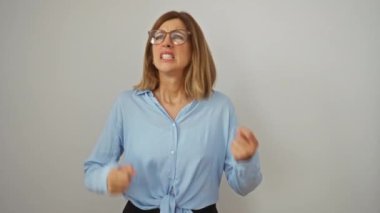 Hayal kırıklığı, genç bir kadın, sarışın, gözlüklü, çılgın bir ifadeyle ayakta duran, kollarını kaldırarak bağıran, öfke çığlığı, beyaz arka planda izole edilmiş.