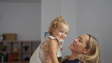 Bir kadın, sıcak aile bağını göstermek için evin içinde sevgiyle yürür.