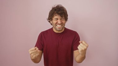 Sakallı, esmer bir İspanyol 'un portresi. Pembe arka planda kestane rengi bir gömlek giyiyor, pozitiflik yayıyor..