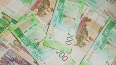 Rus ruble banknotları, farklı değerleri ve rengarenk tasarımları göstererek rastgele dizayn edilmiş.
