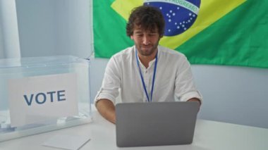 Brezilya Seçim Koleji 'nde genç bir İspanyol' u kutluyoruz. Bilgisayarla mutlu kazanan, başarıya ve zafere gülümseyen.