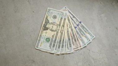 ABD doları banknotları, servetin ve finansal başarının resmedildiği somut bir yüzeye yayıldı.