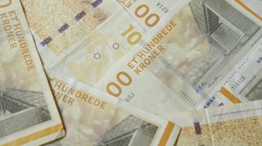 Danimarka para birimi, Danimarka kron banknotları yakın planda dağılmış..
