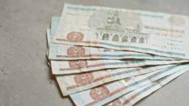 Mısır banknotları somut bir yüzeye serilmiş para birimi tasarımı ve detaylarını vurgulayarak, mali işlemlerde kullanılan Mısır sterlini.