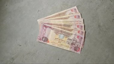 Birleşik Arap Emirlikleri, düz beton yüzey sergilenen para birimi ve finansal temalar üzerine kurulmuştur.