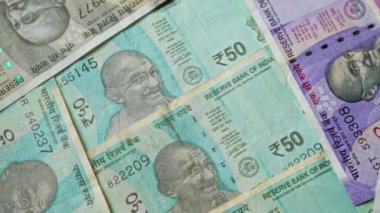 İçinde 50 rupi, 100 rupi, 500 rupi ve 2000 rupi olan Hint para birimi banknotları, önemli mahatma gandhi portresi, katmanlı bir düzende sergilenmektedir..