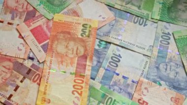 Güney Afrika bankaları Nelson Mandela 'nın çeşitli mezheplerde serildiğini, Güney Afrika' nın renkli para birimlerini vurguluyor..
